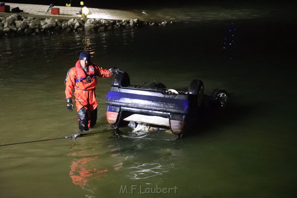 PKW im Rhein Koeln Merkenich neben dem Hitdofer Faehranleger P13.jpg